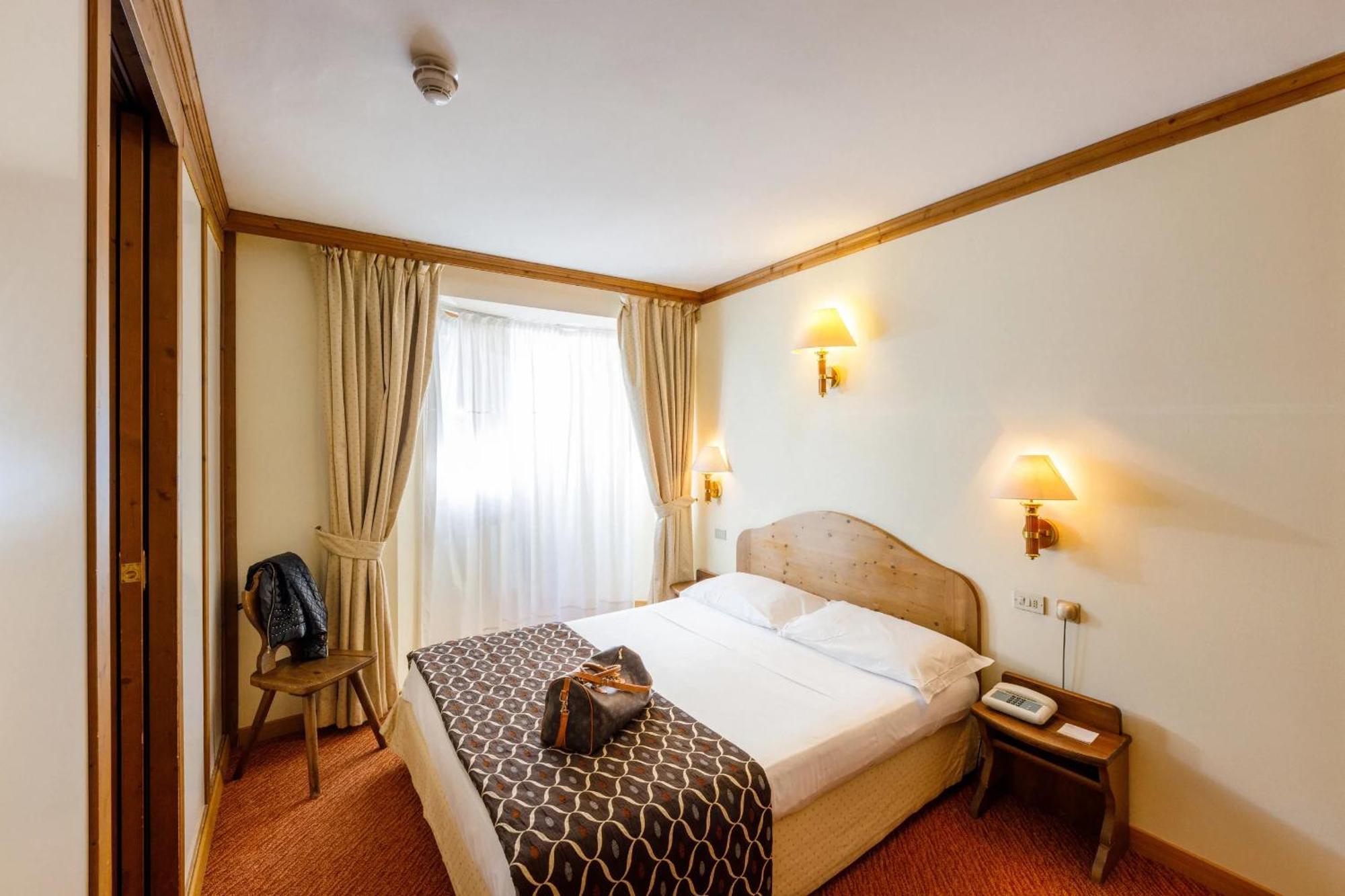 Hotel Alaska Cortina Кортина д'Ампецо Екстериор снимка