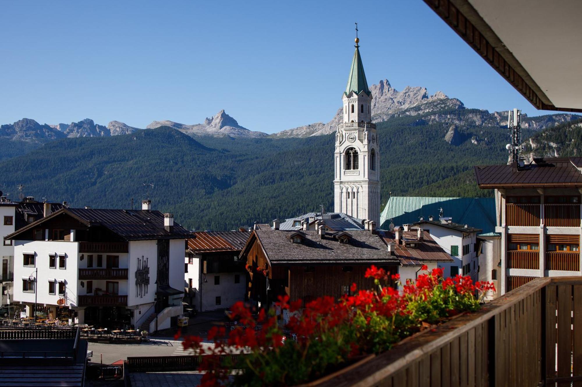 Hotel Alaska Cortina Кортина д'Ампецо Екстериор снимка