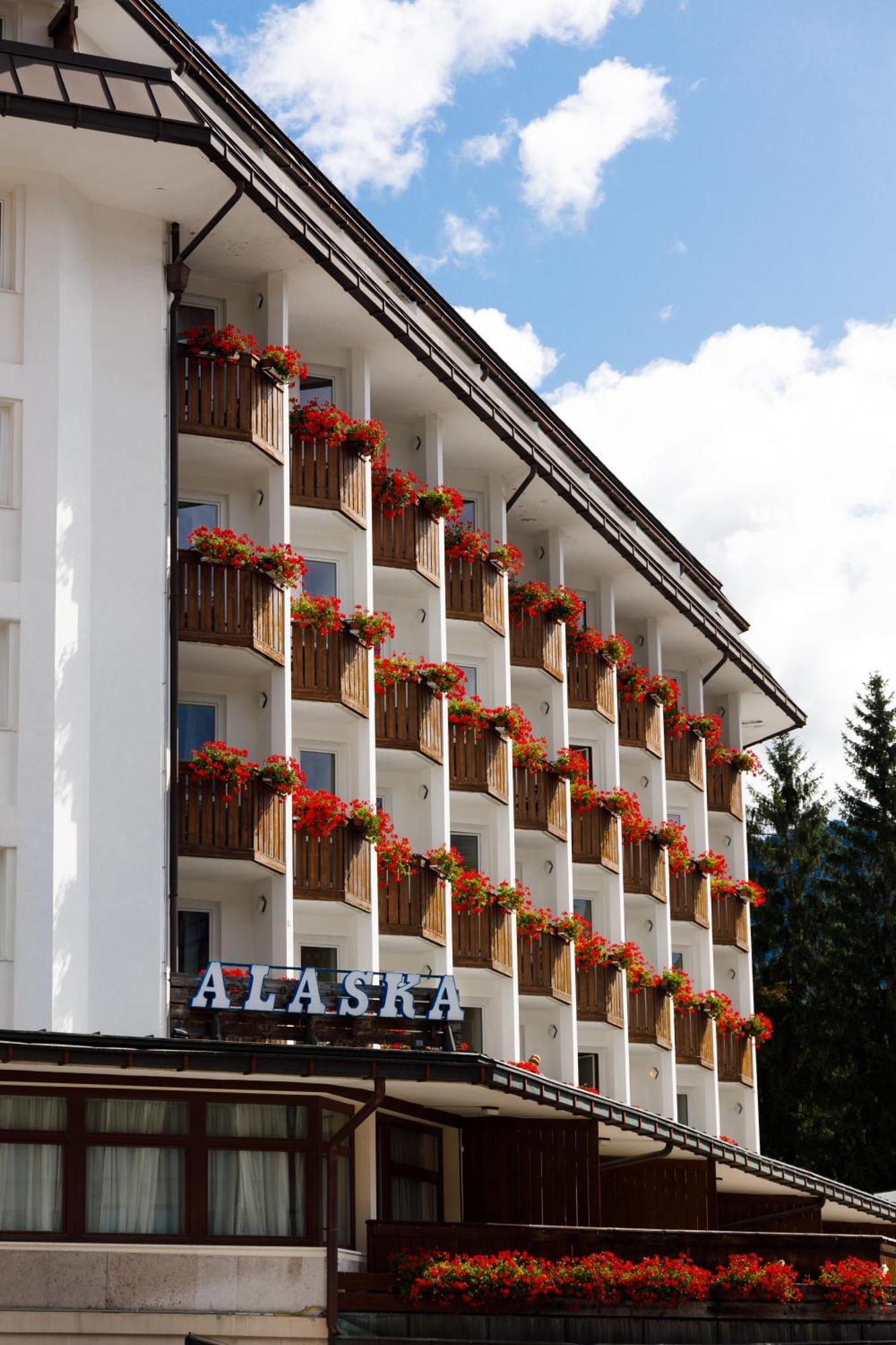 Hotel Alaska Cortina Кортина д'Ампецо Екстериор снимка